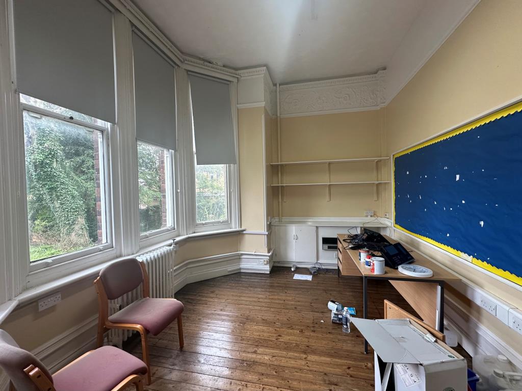 Lot: 172 - ATTRACTIVE BUILDING ON GOOD SIZE PLOT WITH PARKING OFFERING POTENTIAL - Room on ground floor